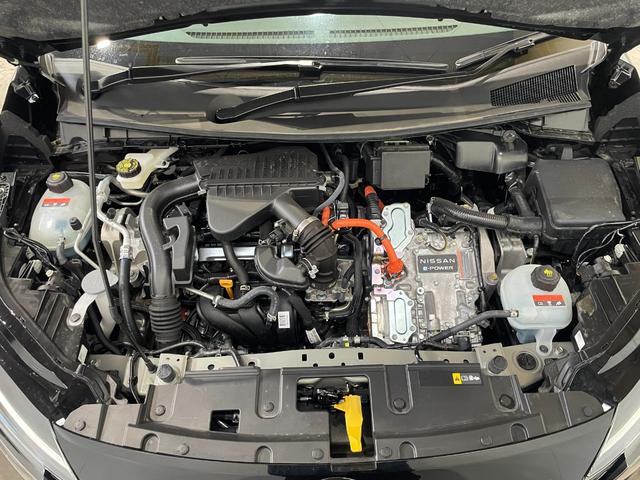 オーラ ニスモ チューンドe-パワー4WD 4WD/夏冬タイヤ付/9型ナビ/BOSSサウンド/全方位カメラ/TV/ブラックフードデカール/プロパイロット/デジタルミラー/全方位運転支援/寒冷地/LEDヘッドライト/シート&ハンドルヒーター(50枚目)