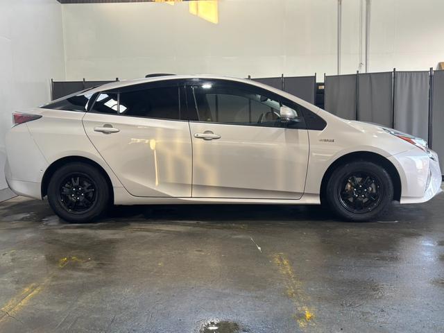 プリウス Ａ　４ＷＤ／寒冷地仕様／ナビ／Ｂカメラ／ＴＶ／衝突軽減／パーキングアシスト／ＬＥＤヘッドライト／ＬＥＤフォグライト／ヘッドアップディスプレイ／スペア／ＥＴＣ／ドラレコ／ＢＳＭ／リアフォグ／障害物センサー（6枚目）