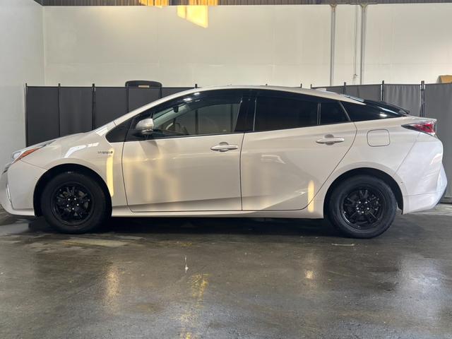 プリウス Ａ　４ＷＤ／寒冷地仕様／ナビ／Ｂカメラ／ＴＶ／衝突軽減／パーキングアシスト／ＬＥＤヘッドライト／ＬＥＤフォグライト／ヘッドアップディスプレイ／スペア／ＥＴＣ／ドラレコ／ＢＳＭ／リアフォグ／障害物センサー（10枚目）