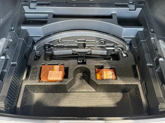 ハリアーハイブリッド Z レザーパッケージ 4WD/調光パノラマルーフ/ナビ/360度カメラ/TV/JBLサウンド/シートクーラー&ヒーター/パワーバックドア/デジタルミラー/置くだけ充電/メモリー付黒革パワーシート/ドラレコ/スペアキー(44枚目)