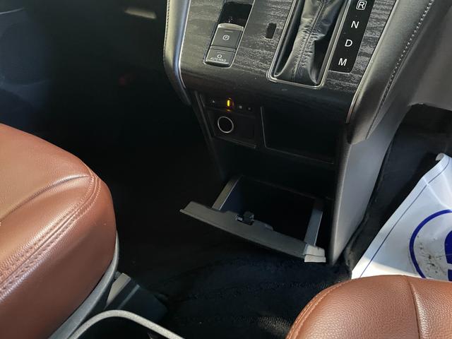 デリカＤ：５ Ｇ　パワーパッケージ　４ＷＤ／フリップダウン／ナビ／３６０度カメラ／ＴＶ／衝突軽減／パワーバックドア／両側パワスラドア／ＬＥＤヘッドライト／ＬＥＤフォグ／シートカバー／ＥＴＣ／スペアキー／シートヒーター／ＡＣ１００Ｖ電源（32枚目）