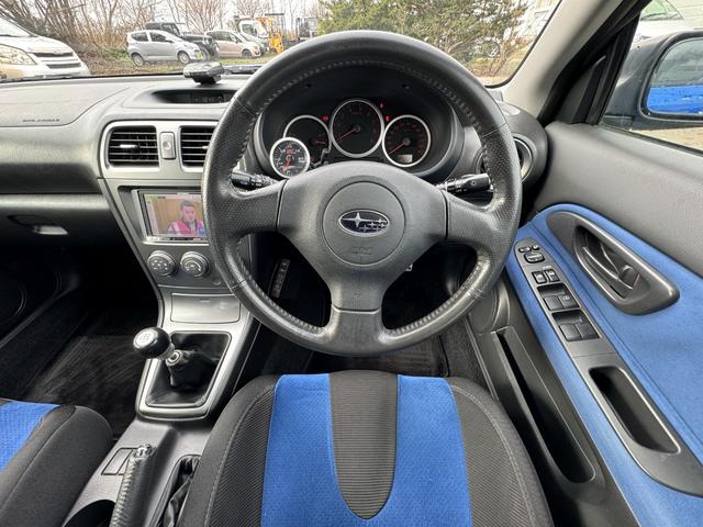 インプレッサ ＷＲＸ　２．０ＷＲＸ　４ＷＤ　Ｇｅｎｏｍｅ　ＳＴｉ　ターボ　マニュアル５速　ナビ　テレビ（4枚目）