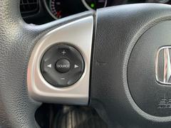 自ら操るハンドル！ドライバーの生命線です。目線を大きくそらすことなくボタンの操作を行うことができるので、安全にも配慮できますね。 4