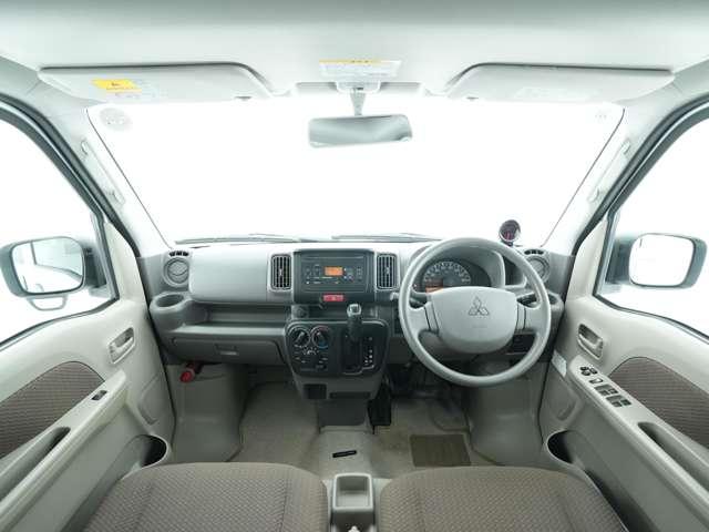 ミニキャブバン ブラボー CDオーディオ 切替式4WD 寒冷地仕様車 フルフラットシート 夏冬タイヤセット有 コンビニフック(5枚目)