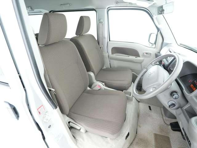 ミニキャブバン ブラボー CDオーディオ 切替式4WD 寒冷地仕様車 フルフラットシート 夏冬タイヤセット有 コンビニフック(6枚目)