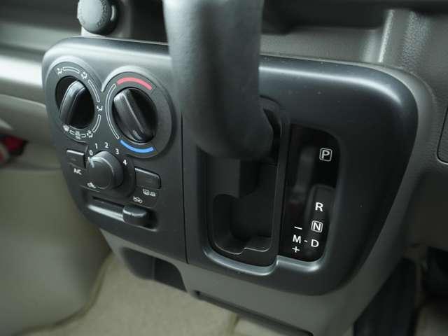 ミニキャブバン ブラボー CDオーディオ 切替式4WD 寒冷地仕様車 フルフラットシート 夏冬タイヤセット有 コンビニフック(12枚目)