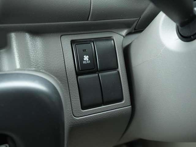 ミニキャブバン ブラボー CDオーディオ 切替式4WD 寒冷地仕様車 フルフラットシート 夏冬タイヤセット有 コンビニフック(14枚目)