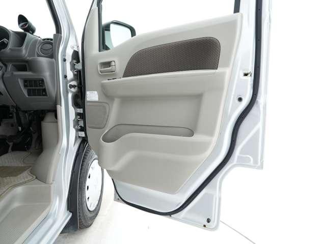 ミニキャブバン ブラボー CDオーディオ 切替式4WD 寒冷地仕様車 フルフラットシート 夏冬タイヤセット有 コンビニフック(25枚目)