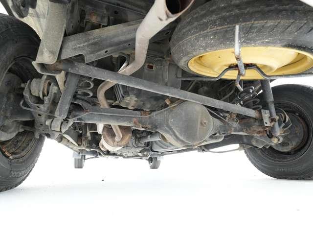 ミニキャブバン ブラボー CDオーディオ 切替式4WD 寒冷地仕様車 フルフラットシート 夏冬タイヤセット有 コンビニフック(27枚目)