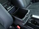 運転席と助手席の間にはコンソールボックスが備わっており、蓋はそのままアームレストとして活用することが可能☆内部はちょっとした小物入れにも使用できます☆