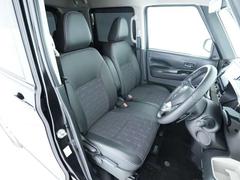 運転席は広く活用可能なベンチシートタイプ☆シート生地は撥水性ですので、お飲み物をこぼした時にもすぐに拭き取ることが出来、水遊びの後等も気にせずにお乗りいただけます！ 6