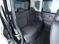 後席☆小さなお子様ならば立ったままでもお着替えが出来る天井の高さを確保しており、子育て世代の方にもうれしい広々とした空間が広がっております☆ 7