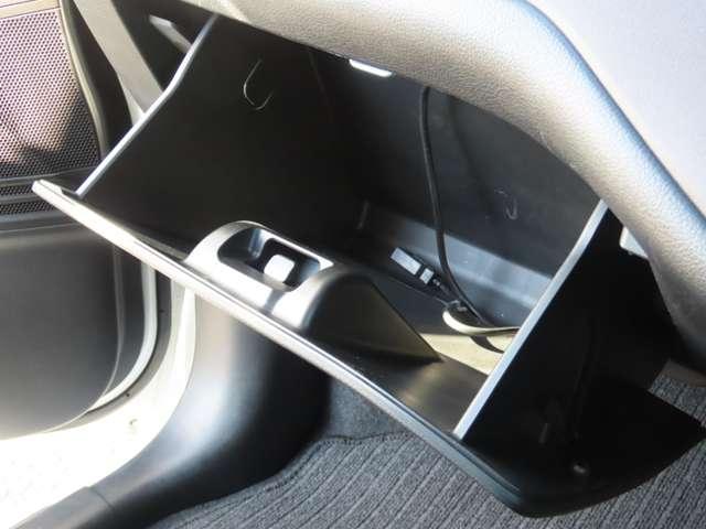 ����Ȏ�O�̑�e�ʂ̃O���[�u�{�b�N�X�ł��I�Ԍ��؂₨�Ԋ֘A�̏��ނ̕ۊǏꏊ�Ƀs�b�^���ł��I