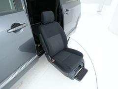 【機能】助手席側セカンドシートはサイドムービングシートになっており、シートサイド、またはリモコンから操作が可能になっております。 7