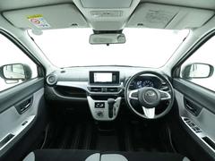 インパネ廻りと運転席です！シンプルにスッキリとまとまったインパネ廻りは運転操作に迷いにくくなっております！ 5