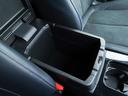 運転席と助手席の間にはコンソールボックスが備わっており、蓋はそのままアームレストとして活用することが可能☆内部はちょっとした小物入れにも使用できます☆