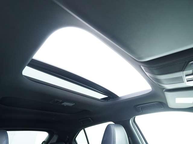 電動サンルーフ搭載！広々とした解放感や太陽光を取り込み明るい車内を演出することが出来ます☆もちろん閉じることも出来ますので、日差しの強いにも安心です♪