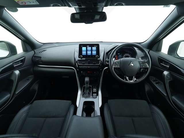 水平基調のインパネは航空機のコックピットのような雰囲気を持っております☆シルバーのアクセントやプレミアム感ある素材の配置の内装はスポーティな空間を実現！