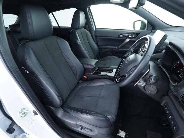 運転席です☆肌触りの良い座席シートや広めの空間が備わっております！急なカーブでもしっかりとお体を支えられるように座席シートの両側が立体的になっており、安定した姿勢で運転が可能♪