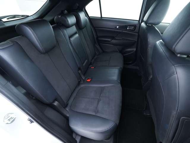 後席シートです☆厚みのある座席は綺麗な状態を維持しており、体重をかけて座っても程よい弾性で押し返してくれます！天井も高めになっておりますので、窮屈感も感じさせにくくなっております！