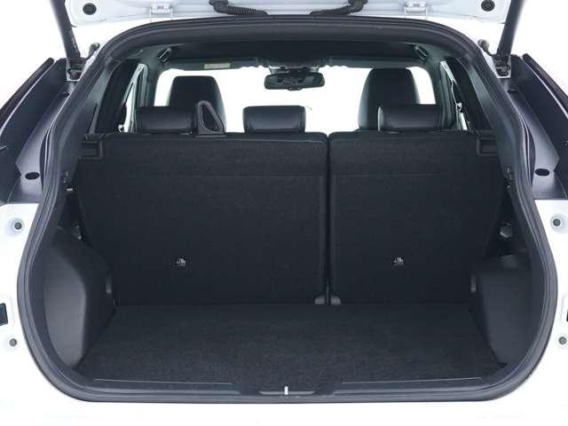 大きなバックドアはスーツケース等の大型のお荷物を積み込む際にも、ぶつけることなく入れることが出来ます☆