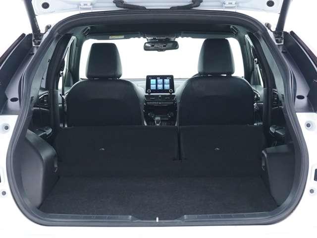 後席を全て折り畳むことで、ボディ後方を目一杯使った大容量の荷室を作り出すことが出来ます♪ご夫婦やご友人とのお出かけにもピッタリなお車となっております！