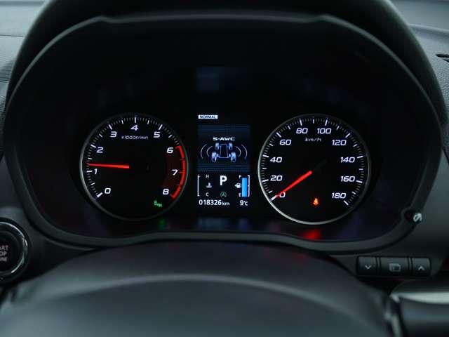 見やすいアナログメーターとデジタルディスプレイを合わせたレイアウトのため、ひと目でクルマの状態を確認できます♪