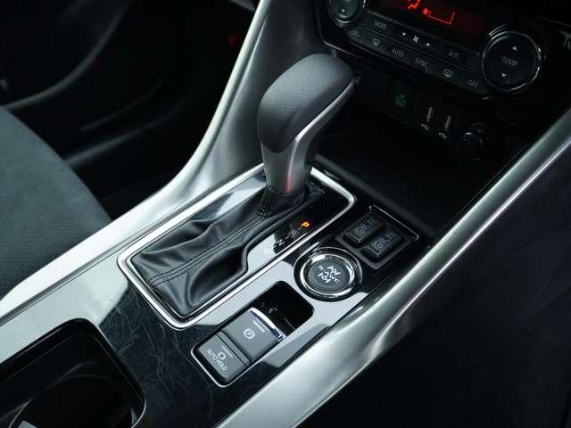 シフトレバーはインパネシフト☆余分なスペースを使いませんので、運転席廻りの空間をより広く使うことが出来ます！