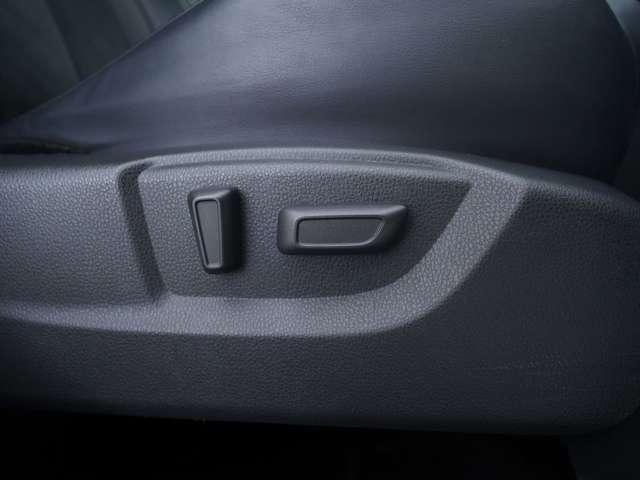 運転席電動シート☆角度や位置を微調整することが出来ますので、疲れにくい運転姿勢を作りやすくなっております！