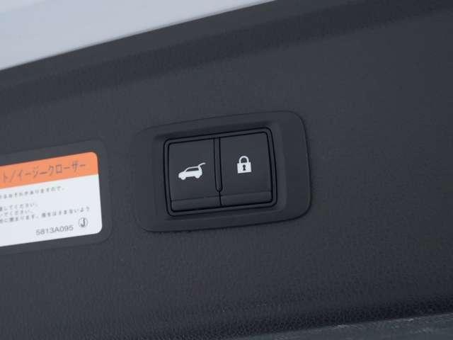 電動リアゲート搭載！大きなバックドアも力を使わずワンタッチで閉じることが出来ます☆