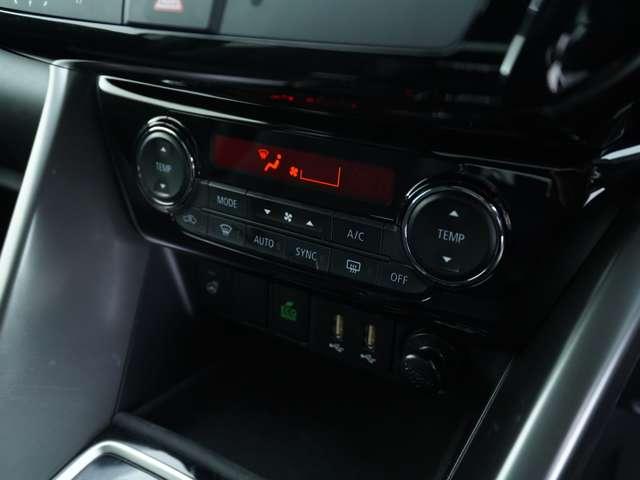 左右で別々の温度の送風が可能なエアコン操作部です！運転席の方と助手席の方で温風と冷風を同時に使用できます！