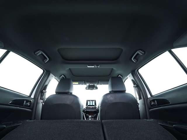 広々とした天井は高めになっているので、窮屈感を感じさせにくくなっております♪