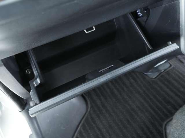 助手席手前の大容量のグローブボックスです！車検証やお車関連の書類の保管場所にピッタリです！