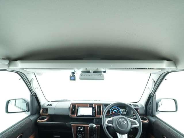 天井にはバインダー等も入れて置ける収納スペースを搭載！