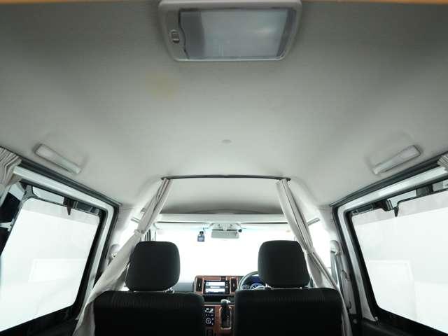 広々とした天井は高めになっているので、窮屈感を感じさせにくくなっております♪