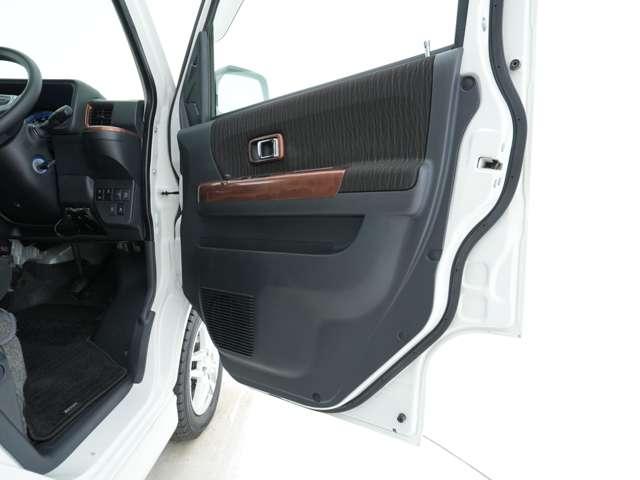 ドア内張にも収納スペースが備わっております！ちょっとした小物であればこちらに入れて置くことも可能です！