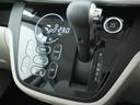 シフトレバーはインパネシフト☆余分なスペースを使いませんので、運転席周りの空間をより広く使うことが出来ます!エアコン操作部は先進的なタッチパネル式です☆