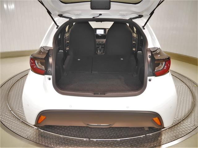 ヤリス Ｘ　追突防止装置　ＶＳＣ　スマートキー＆プッシュスタート　イモビライザー　寒冷地仕様　Ｂカメラ　マニュアルエアコン　ＥＴＣ付　ナビ　Ａクルコン　レンタアップ　４ＷＤ　パワーウインドウ　ＡＢＳ　キーレス（9枚目）