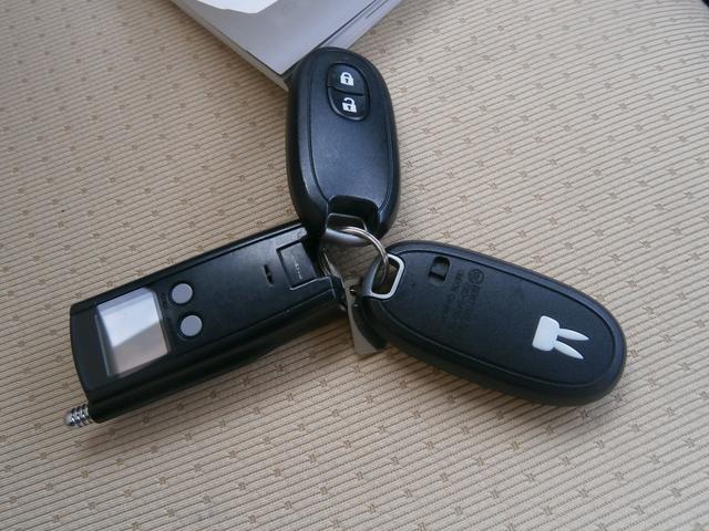 アルトラパン Ｘ　４ＷＤ　スマートキー　電動格納ミラー　シートヒーター　ベンチシート　ＣＶＴ　盗難防止システム　ＡＢＳ　ＣＤ　アルミホイール　衝突安全ボディ　エアコン　パワーステアリング　パワーウィンドウ（12枚目）