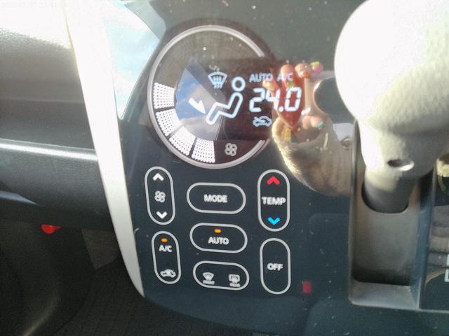 ｅＫカスタム Ｔ　ＥＴＣ　バックカメラ　ＨＩＤ　スマートキー　シートヒーター　ベンチシート　ＣＶＴ　盗難防止システム　ＡＢＳ　ＣＤ　ミュージックプレイヤー接続可　アルミホイール　衝突安全ボディ　エアコン（5枚目）