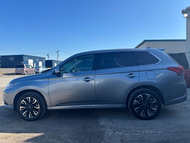 アウトランダーＰＨＥＶ Ｇセーフティパッケージ　ＬＥＤヘッドライト　衝突軽減ブレーキ　ヒーターハンドル　Ｐシート　３６０°モニター　夏冬タイヤアルミ付　充電コード付　ヒッチメンバー（5枚目）