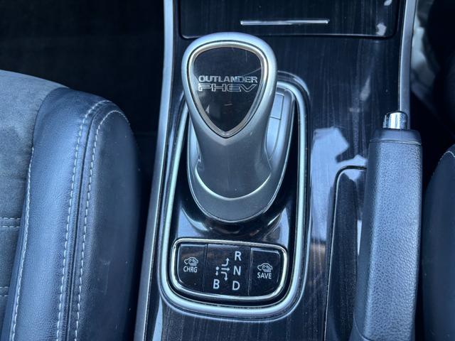アウトランダーＰＨＥＶ Ｇセーフティパッケージ　ＬＥＤヘッドライト　衝突軽減ブレーキ　ヒーターハンドル　Ｐシート　３６０°モニター　夏冬タイヤアルミ付　充電コード付　ヒッチメンバー（32枚目）