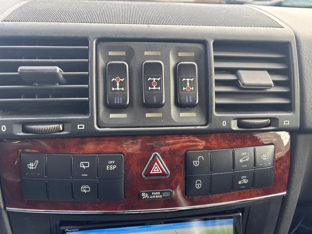 Ｇクラス 　左ハンドル　後席ヘッドレスモニター　社外ナビ　Ｂｌｕｅｔｏｏｔｈ　バックモニター　ウッドコンビハンドル　サンルーフ　セラミックコーティング済（35枚目）