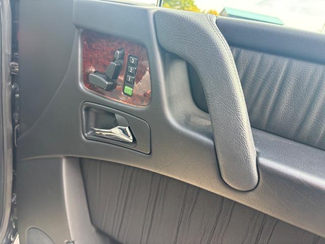 Ｇクラス 　左ハンドル　後席ヘッドレスモニター　社外ナビ　Ｂｌｕｅｔｏｏｔｈ　バックモニター　ウッドコンビハンドル　サンルーフ　セラミックコーティング済（42枚目）