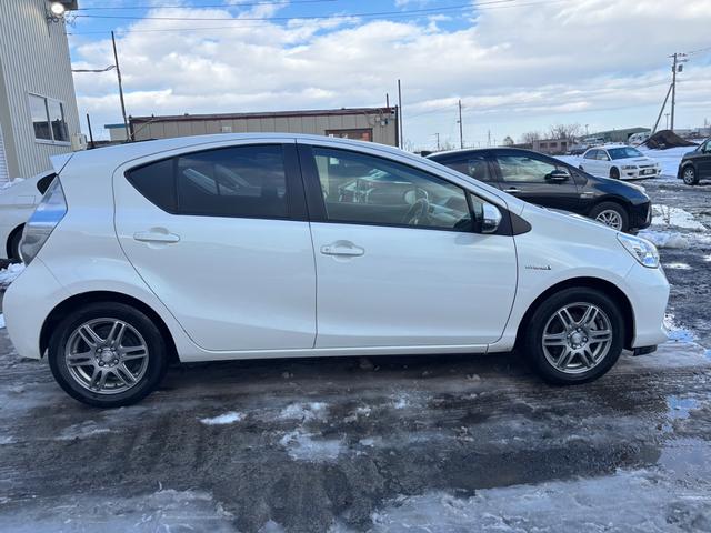 アクア Ｓ　ナビ　バックモニター　地デジ　Ｂｌｕｅｔｏｏｔｈ　夏冬タイヤ　スマートキー　寒冷地仕様（9枚目）