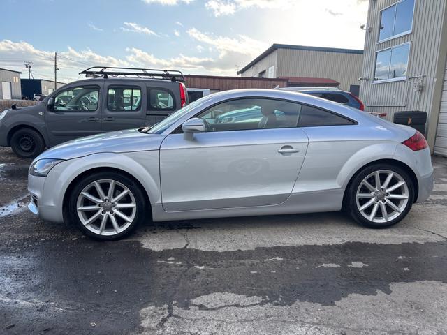 ＴＴクーペ ２．０ＴＦＳＩ　クワトロ　２．０ＴＦＳＩ　クワトロ（４名）　赤レザーシート　シートヒーター　バックモニター　地デジＴＶ　Ｂｌｕｅｔｏｏｔｈ（5枚目）