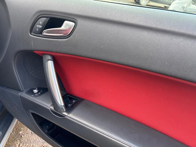 ＴＴクーペ ２．０ＴＦＳＩ　クワトロ　２．０ＴＦＳＩ　クワトロ（４名）　赤レザーシート　シートヒーター　バックモニター　地デジＴＶ　Ｂｌｕｅｔｏｏｔｈ（23枚目）