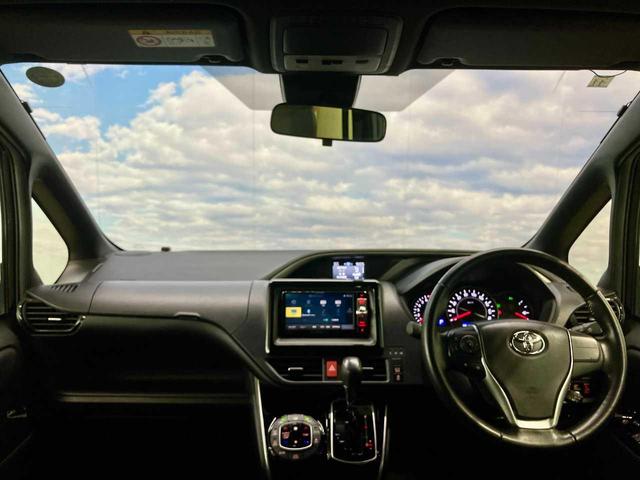 ヴォクシー ＺＳ　煌ＩＩＩ　Ｂｌｕｅｔｏｏｔｈ接続　ＥＴＣ　両側電動スライドドア　４ＷＤ　寒冷地仕様車　衝突被害軽減　地デジＴＶ　バックモニター　ウォークスルー　３列シート　スペアキー　クリアランスソナー　メモリーナビ（3枚目）