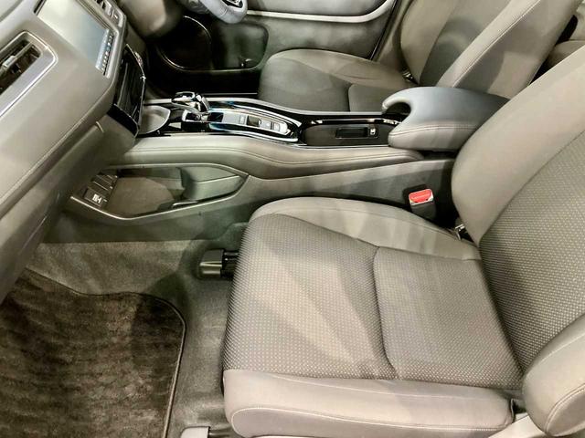 ヴェゼル ハイブリッドＸ・ホンダセンシング　レーダークルコン　シ－トヒ－タ－　レーンキープ　横滑防止　Ｒカメラ　ドラレコ　ＥＴＣ車載器　サイドエアバック　ＤＶＤ再生　４ＷＤ　Ｂｌｕｅｔｏｏｔｈ接続　寒冷地仕様　ＬＥＤヘッドライト　フルセグＴＶ（25枚目）