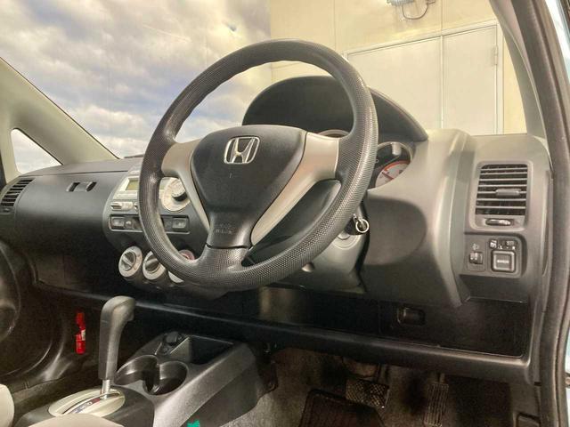 フィット 1.3A 寒冷地仕様 夏冬タイヤ付き 4WD キーレスエントリー 電動格納ミラー チップアップシート ABS パワステ パワーウィンドウ(16枚目)